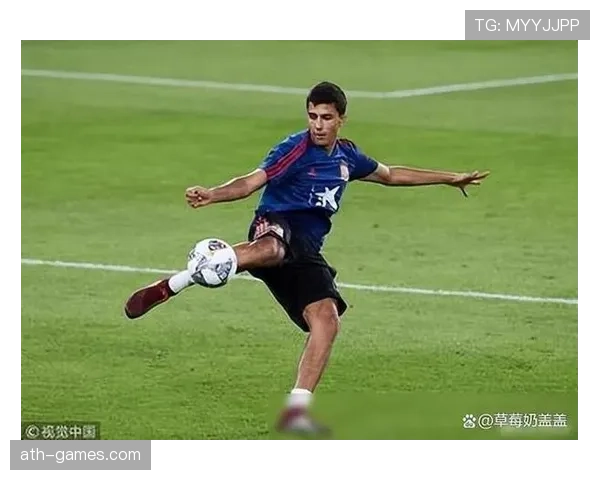 罗德里近期与西班牙前辈交流互动,持续提升中场竞争力 罗德里近期与西班牙前辈交流互动,持续提升中场竞争力