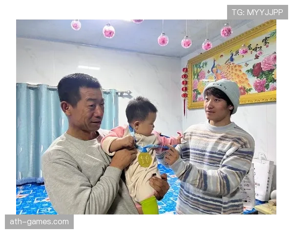 杨昊训练完直接去接娃，球衣都没换