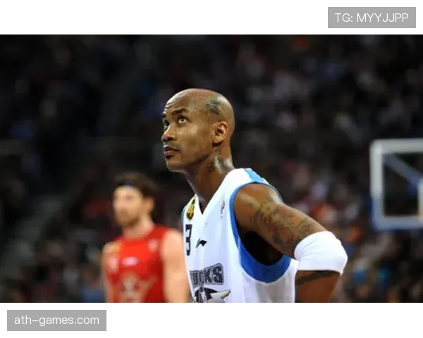 崔家溪昨天又穿了双普通球鞋，感觉他跟赛场上的巨星差远了吧？